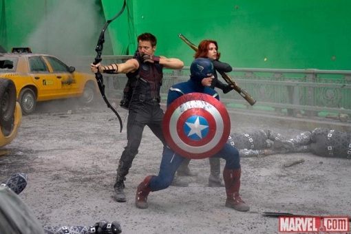 jeremy-renner-chris-evans-and-scarlett-johansson-on-the-set-of-the-avengers-2012-movie-image